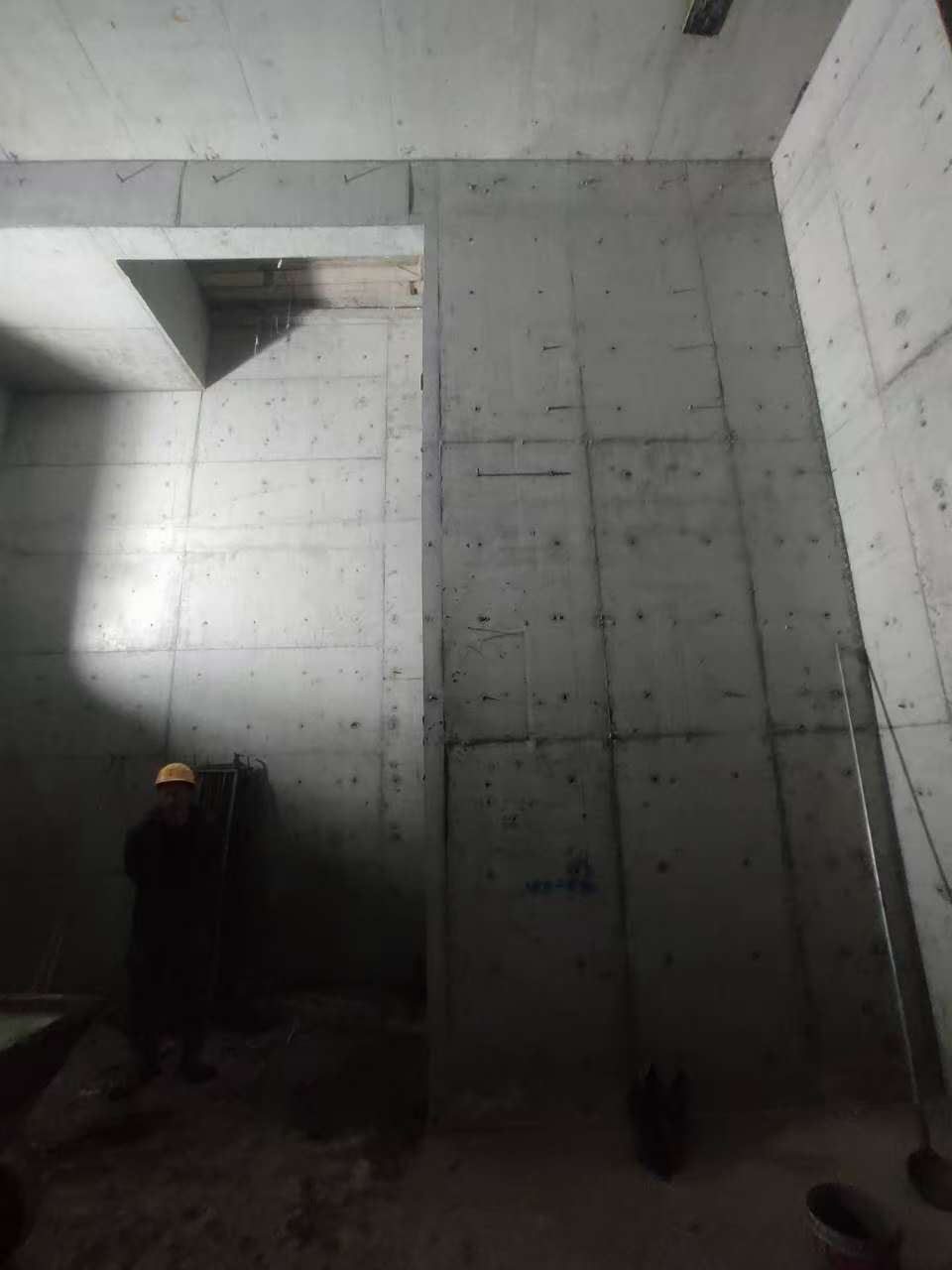 彭山墙上开槽钢筋断了有影响吗